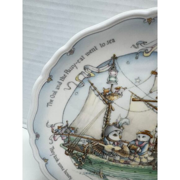 Royal Doulton “The Owl and The PussyCat” Collector Plate Bone China - Picture 9 of 10
